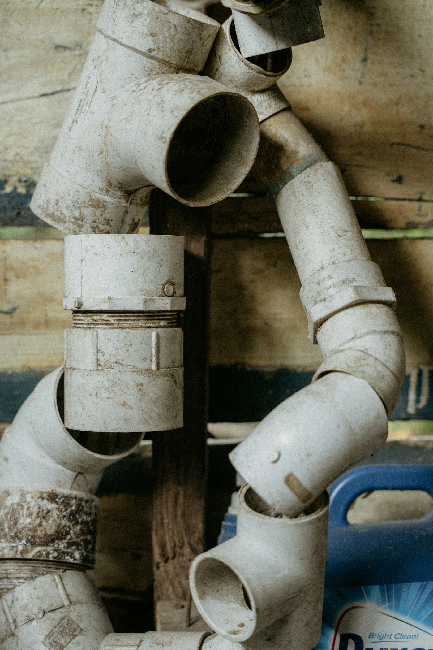 ข้อต่อและท่อติดตั้งบนผนัง